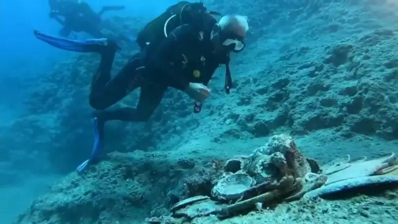 Turquia revela cerâmicas milenares em naufrágio impressionante: um tesouro subaquático!