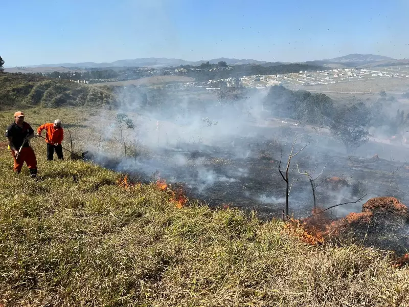 Vale do Paraíba em chamas: Defesa Civil alerta para risco extremo de incêndios nesta semana