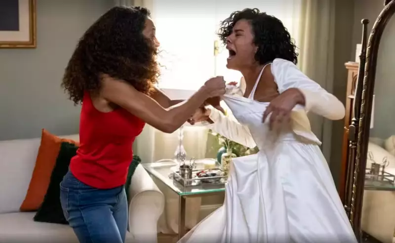 Vale Tudo Original vs. Remake: Quem Ganhou a Batalha do Vestido?