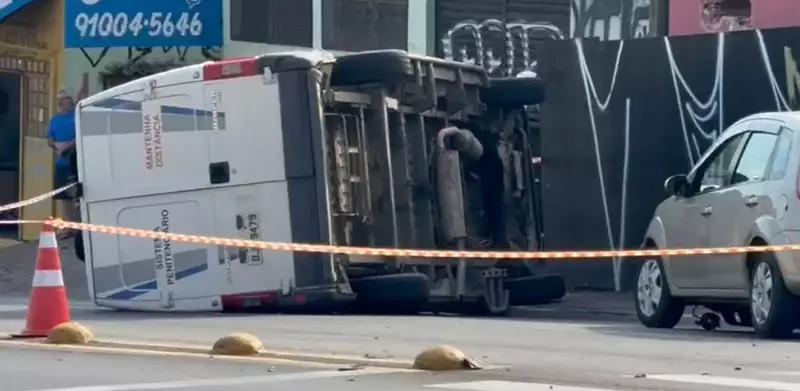 Van com detentos capota após colisão em cruzamento de Bauru — veja detalhes