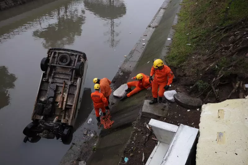 Van despenca no Arroio Dilúvio após motorista perder controle em Porto Alegre