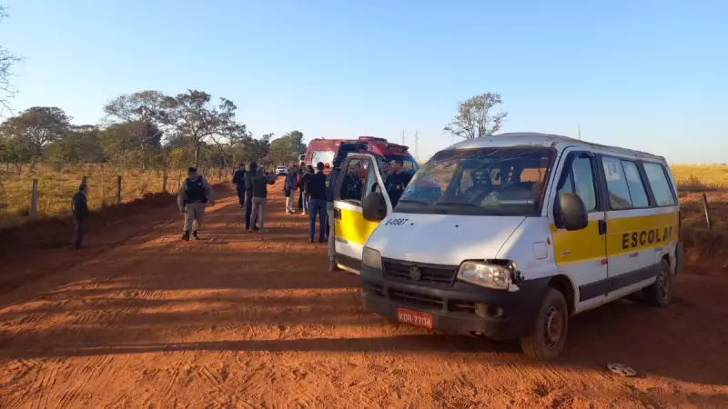 Van escolar capota em MG após excesso de velocidade: duas crianças ficam feridas