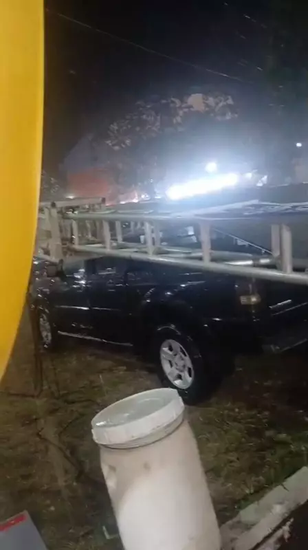 Vendaval causa estrago em Santo Antônio de Pádua: estrutura metálica desaba e atinge carros no parque de exposições