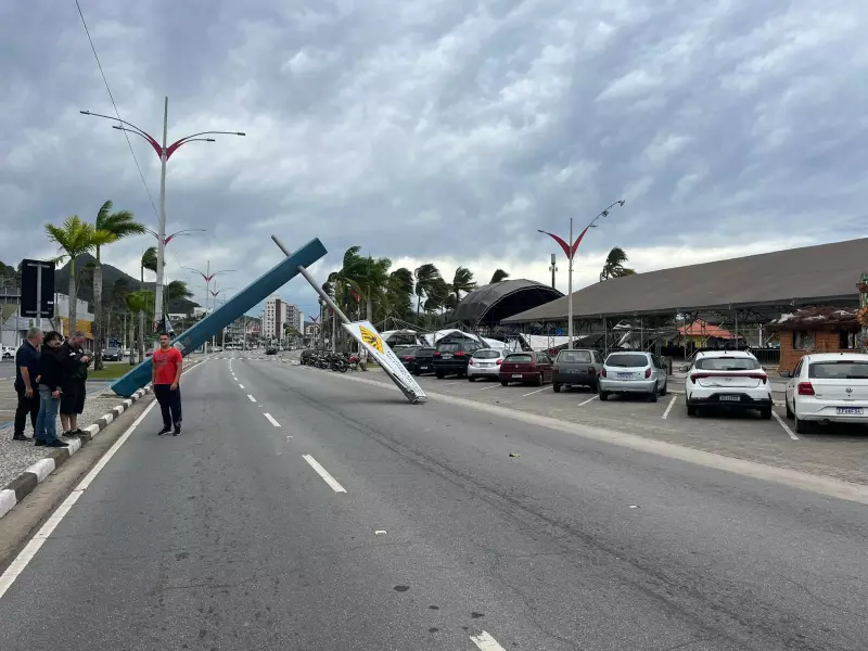 Ventos fortes viram cenário de caos em Caraguatatuba: mesas voam e placa de trânsito é arrancada