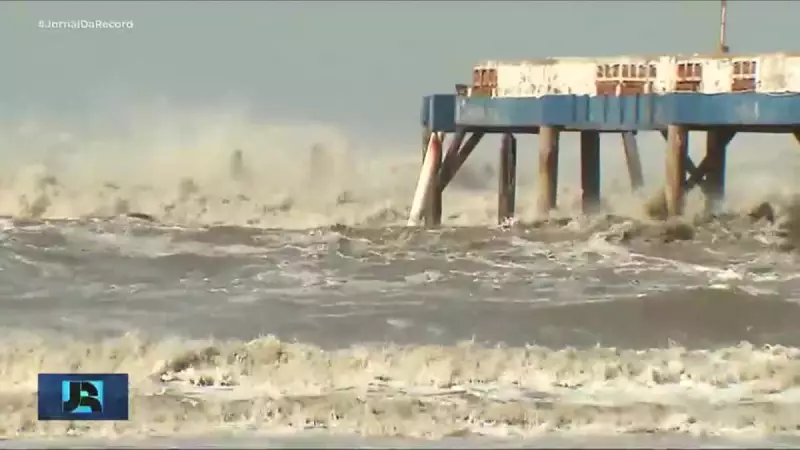 Ventos furiosos viram cenário de filme no RS: plataforma marítima desaba e lobo-marinho é arrastado para rua!