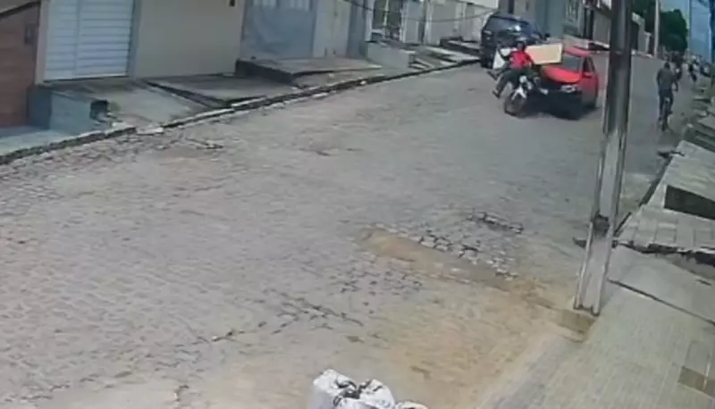 VÍDEO CHOCANTE: Carro da Guarda Municipal atropela moto e passa por cima de vítima em Pernambuco
