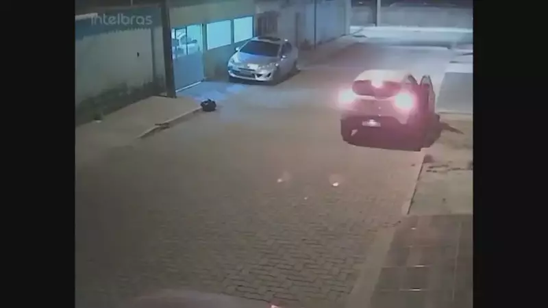 Vídeo chocante: Homem abandona cadela em via pública de Ceilândia — Veja as imagens