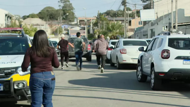 Vídeo chocante mostra momento de feminicídio na Grande Curitiba; família da vítima corre atrás do carro do suspeito