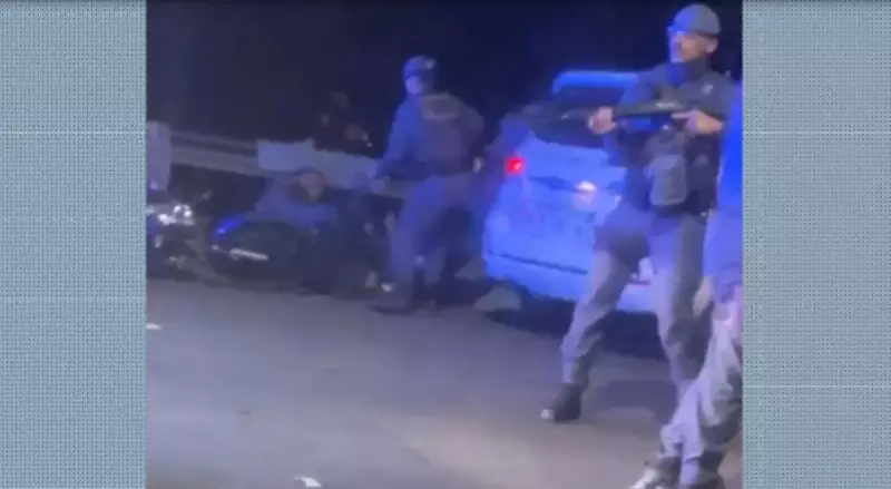 VÍDEO CHOCANTE: PMs são filmados agredindo motoboy em SP enquanto ele implora por socorro