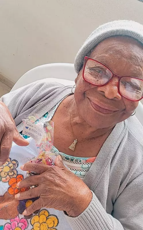 Vinho, palavrão e samba: idosa de 100 anos revela segredo da longevidade e ganha homenagem de Alcione