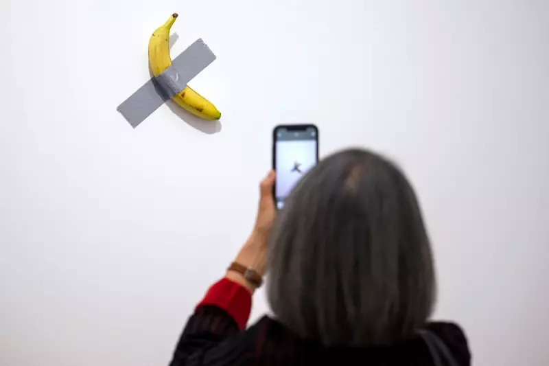 Visitante faminto devora banana de obra de arte milionária em museu francês — e viraliza