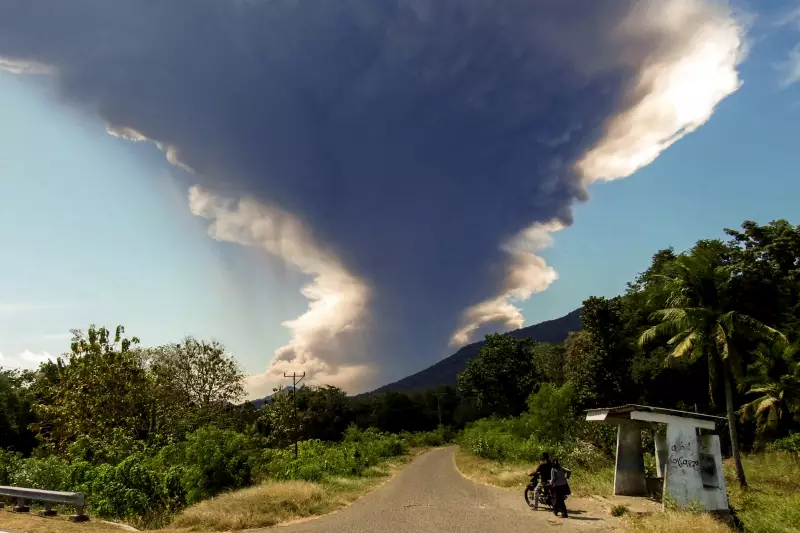 Vulcão na Indonésia entra em erupção e lança cinzas a 18 km de altura; veja vídeo impressionante