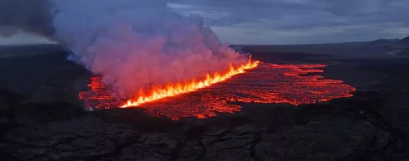 Vulcão na Islândia entra em erupção e obriga turistas a deixar resort às pressas — veja imagens impressionantes