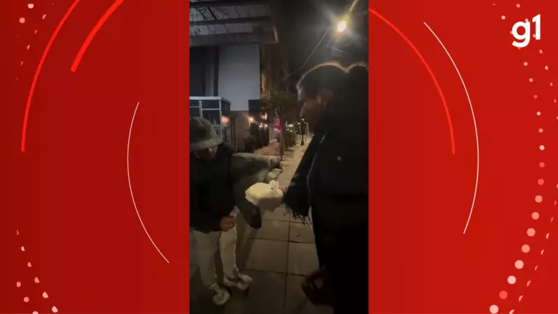Whindersson Nunes distribui marmitas para moradores de rua após show na Serra Gaúcha