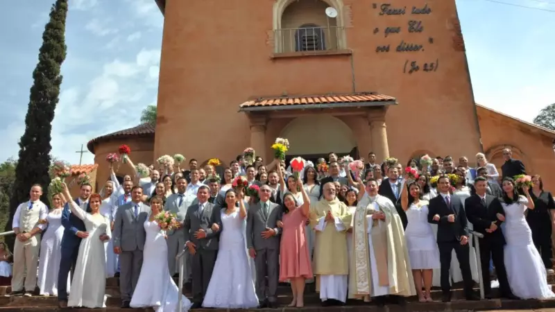 45 casais celebram o amor em casamento comunitário emocionante em Campo Grande
