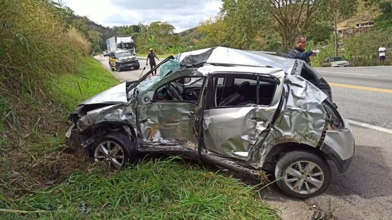 Acidente entre carro e ônibus deixa homem e jovem feridos em Barra do Piraí — confira os detalhes