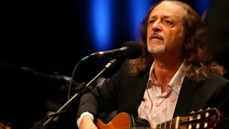 Alceu Valença faz apelo após extravio de mala com figurinos únicos: 'Não se compra em loja'