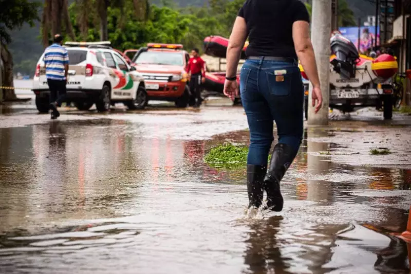 Alerta Laranja em SC: Chuva Torrencial Coloca 33 Cidades em Risco de Alagamentos e Deslizamentos