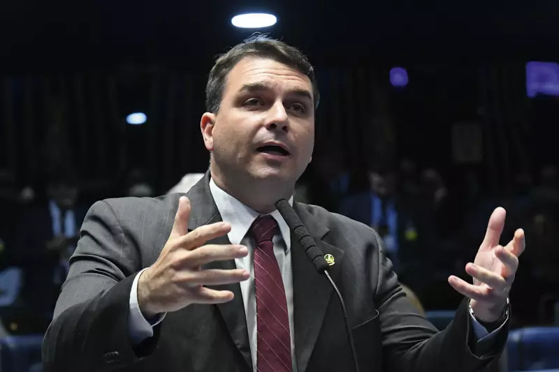 Assaltantes Invadem Residência da Família Bolsonaro e Tomam Mãe e Avós do Senador como Reféns