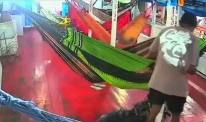 Assalto Ousado: Criminoso Invade Lancha e Rouba Celulares em Breves — Veja Detalhes