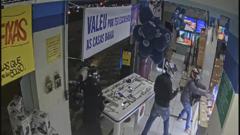Assalto Relâmpago: Criminosos Esvaziam Loja das Casas Bahia em SP e Levam Celulares em Apenas 60 Segundos | Vídeo Chocante