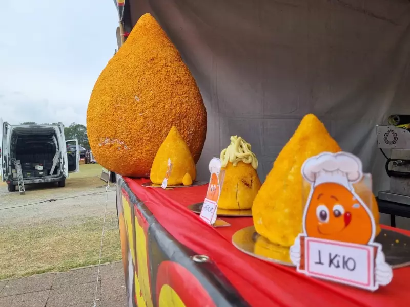 Atibaia se rende a um festival gastronômico de gigantes: Coxinha de 118 kg e lanche de morango colossal são as estrelas