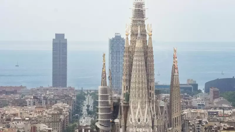 Ativistas do Futuro Verde Atacam Sagrada Família com Tinta em Protesto Radical