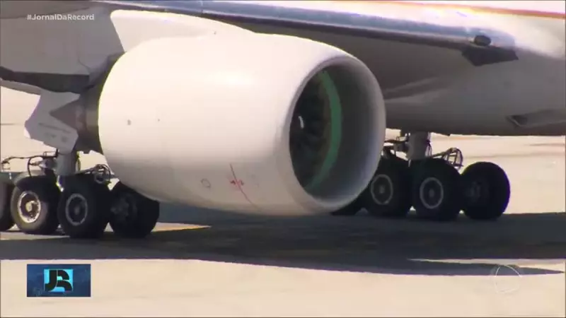 Ave colide com avião em Congonhas e aeronave faz pouso emergencial dramático em SP