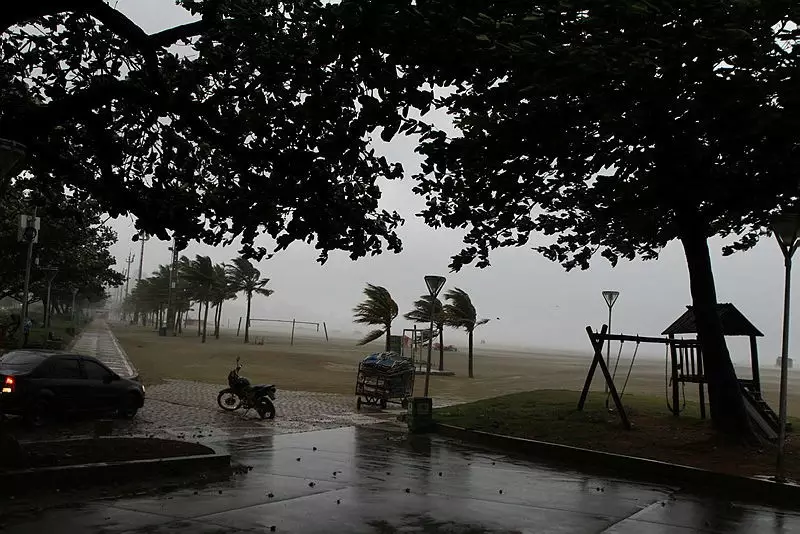 Baixada Santista em alerta: Defesa Civil prevê chuva forte e ventania nos próximos dias