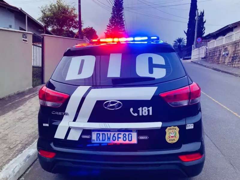 Bandidos Aterrorizam Adolescente e Fogem com Mais de R$ 30 Mil em Assalto em SC