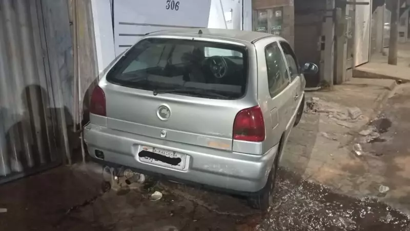 Bandidos batem carro furtado contra portão e fogem deixando rastro de destruição em Piracicaba