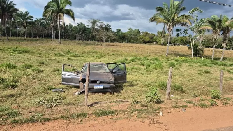 Bandidos capotam carro roubado em fuga desesperada pela BR-010 no Maranhão; três são presos