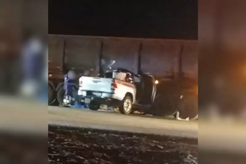Batida entre caminhonete e bitrem deixa motorista ferido na Rodovia de Angatuba — veja detalhes