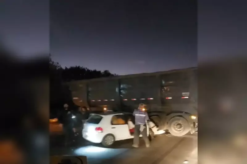 Batida entre carro e carreta deixa feridos na SP-79, em Piedade: veja detalhes
