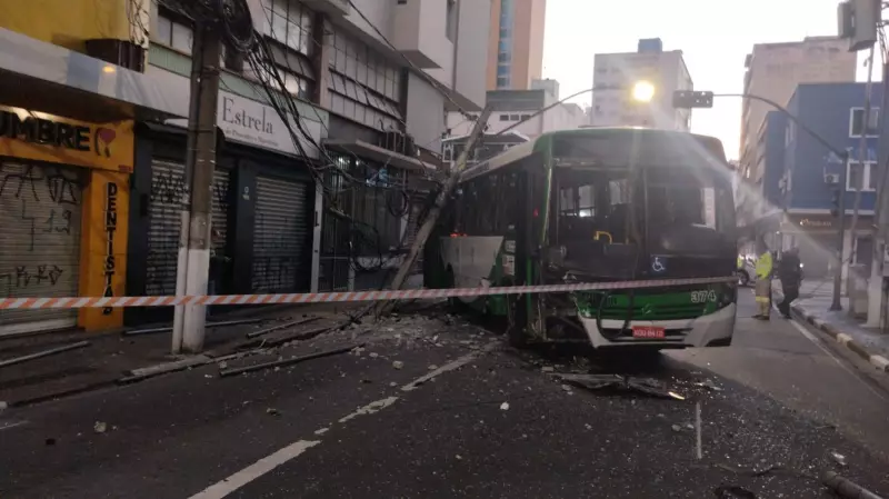 Batida entre carro e ônibus interdita trânsito e deixa feridos em Campinas; veja vídeo