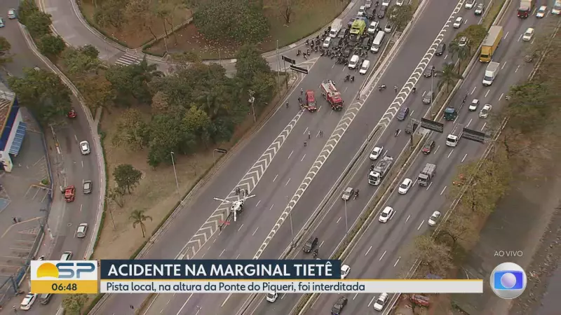 Batida entre moto e bicicleta interdita Marginal Tietê e deixa dois feridos | São Paulo