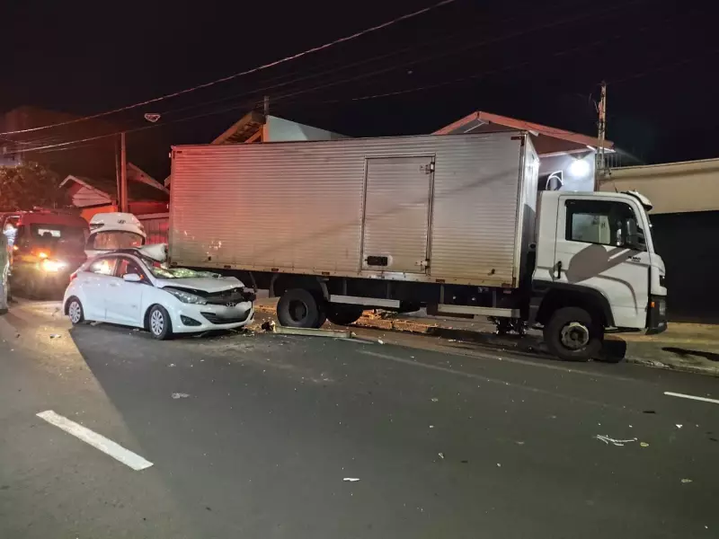 Batida Violenta em Marília: Carro Colide com Caminhão Estacionado e Deixa Duas Vítimas Feridas
