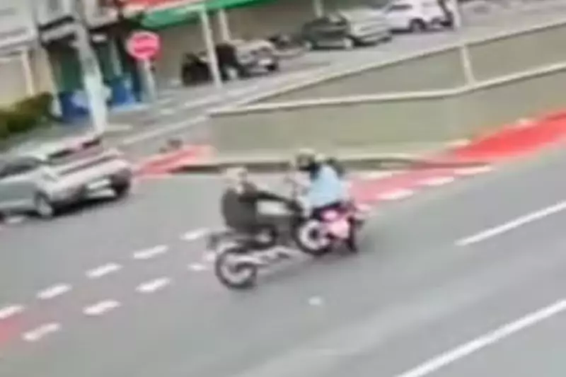 Batida Violenta Entre Motos em Guarujá: Vídeo Chocante Mostra Acidente que Deixou Três Feridos