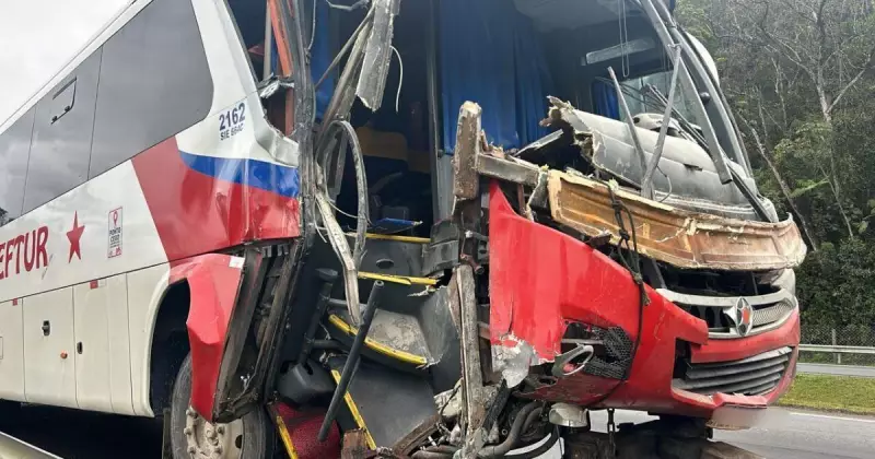 Batida Violenta na BR-470: Ônibus Destruído e Seis Feridos em Acidente Grave em SC