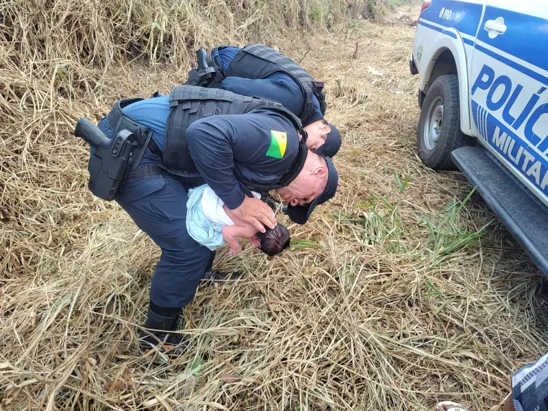 Bebê recém-nascida é salva por PMs após engasgo com leite materno no Acre — heroísmo em cena