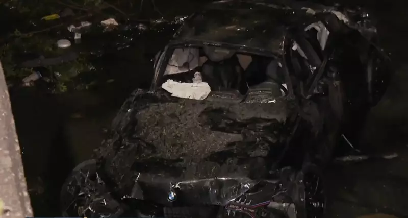 BMW despenca em córrego na Zona Sul de SP e deixa duas pessoas em estado grave