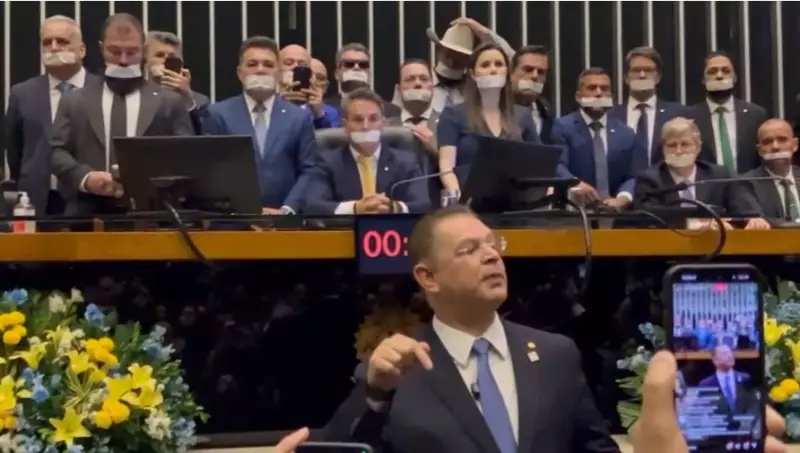 Bolsonaro em prisão domiciliar: como o Congresso reagiu ao retorno dos trabalhos