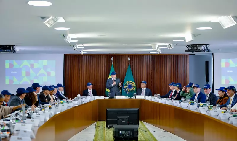 Boneco Patriota causa constrangimento em reunião ministerial com Lula no Planalto