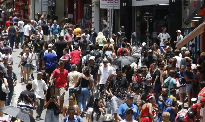 Brasil atinge marca histórica: população chega a 213,4 milhões em julho de 2025