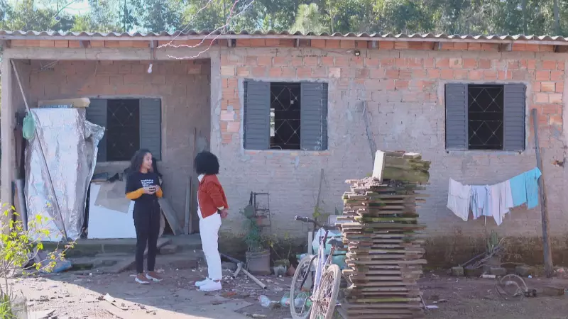 Brasileiro troca sonho da casa própria pelo aluguel, aponta IBGE: entenda o paradoxo da renda em alta