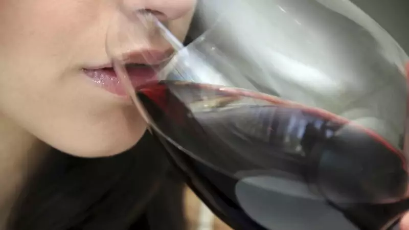 Café e Vinho Mancham os Dentes? Dentista Revela Segredos para um Sorriso Impecável!