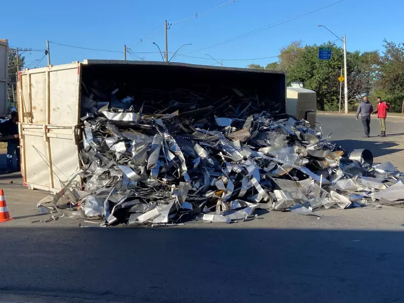 Caminhão bitrem com 12 toneladas de sucata tomba em rotatória de Piracicaba — veja o estrago!