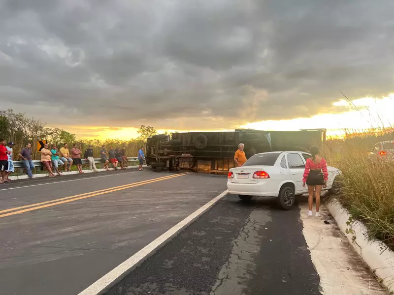 Caminhão carregado de eletrônicos tomba na BR-343 e interdita rodovia entre Altos e Campo Maior, no Piauí