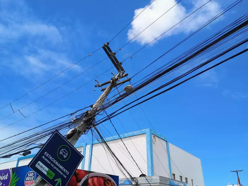 Caminhão colide com postes e deixa bairros de João Pessoa no escuro — confira os detalhes