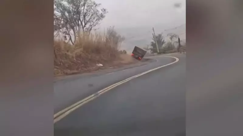Caminhão com 30 toneladas de soja capota na SP-255 e causa caos no tráfego — Veja o vídeo impressionante!